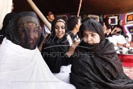 Image du Maroc Professionnelle de  La mariée est assise devant une tente durant la célébration de son mariage au moussem de Tan Tan, qui est organisé dans un site désertique sur lequel la ville de Tan Tan a toujours accueilli la majorité des tribus et des grandes familles nomades du désert lors d'un grand moussem, Samedi 24 Mars 2012. (Photo / Abdeljalil Bounhar)
 